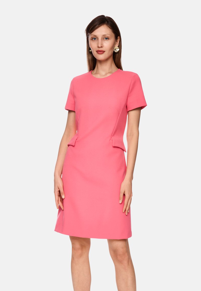 Kurzärmeliges pinkes Kleid aus einem strukturierten Stoff, mit rundem Ausschnitt und dezenten Seitennähten für einen maßgeschneiderten Look.
