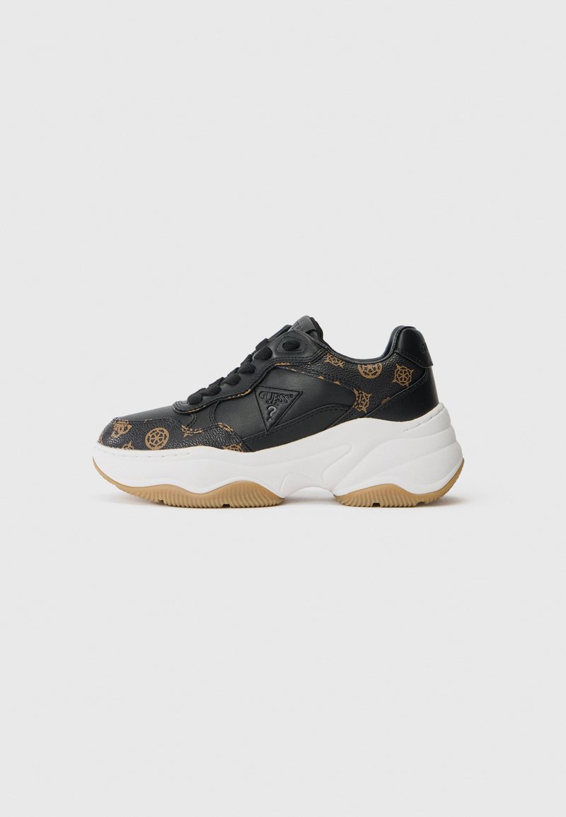 Svart og brunt mønstrete Guess-sneaker med tykk hvit såle og gummifarget trekk, lavt design og logo på sidepanelet.