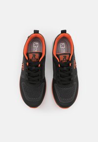 Czarno-szare buty sportowe z pomarańczowymi akcentami, sznurowane, z siateczkową cholewką, teksturowanymi nakładkami i wyściełanym kołnierzem. Lekka konstrukcja.
