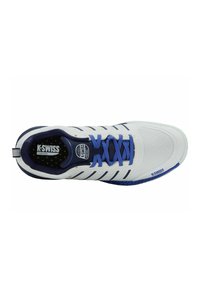 Scarpa sportiva K-Swiss bianca e blu navy con lacci blu, tomaia in mesh traspirante e branding sulla linguetta e sul lato, vista dall'alto.