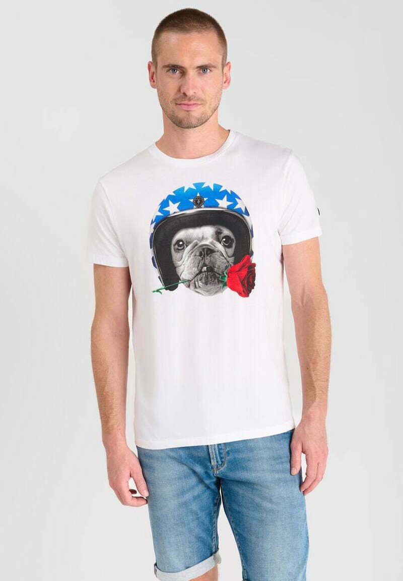 Camiseta de algodón blanca con un gráfico de un perro en un casco azul con estrellas blancas y una rosa roja en la boca. Corte casual con mangas cortas.