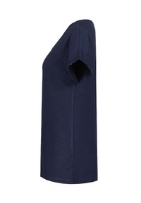 Camiseta azul marino de tela suave, de mangas cortas, con un corte ligeramente relajado y un escote redondo, con una textura lisa y sin patrones visibles.