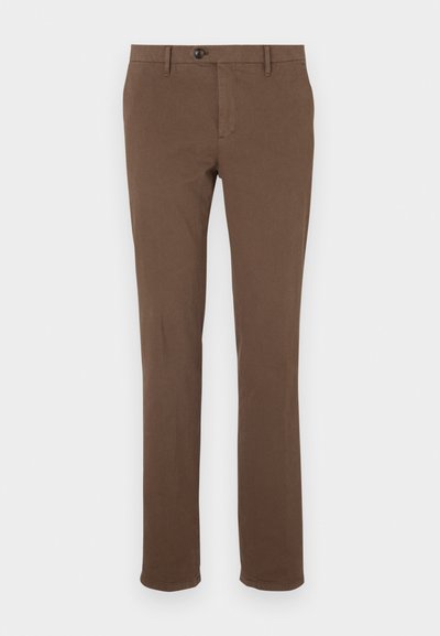 Barna pamut nadrág, egyenes szárú kialakítással, elülső cipzárral és gombos záródással, övhurkokkal, és látható minták vagy díszítések nélkül.