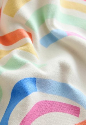 Tekstiilkangas sileda tekstuuriga, millel on värvilised kõverad mustrid oranži, kollase, rohelise, sinise ja roosa värviga valgel taustal.