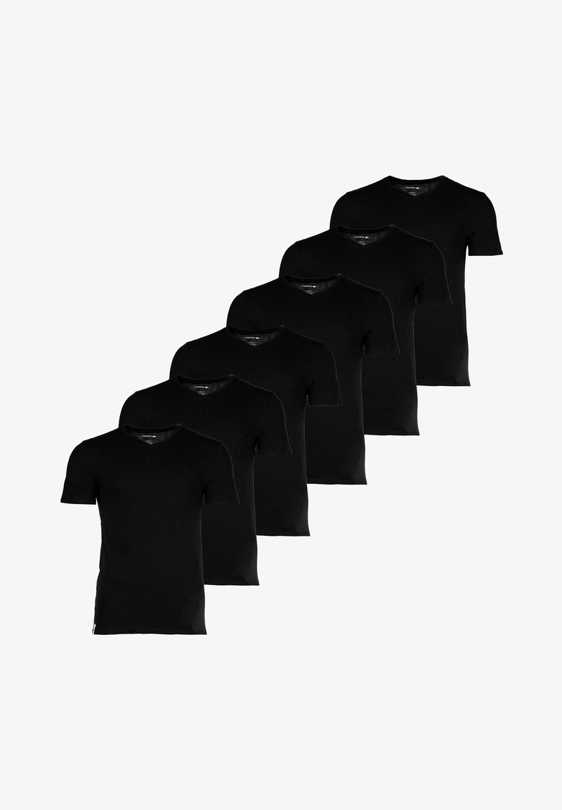 Sześć jednolitych czarnych T-shirtów z krótkim rękawem i dekoltem w serek ułożonych w przesuniętym rzędzie na białym tle.