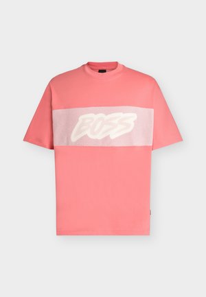 T-shirt à manches courtes couleur corail avec un panneau en mesh blanc sur la poitrine, présentant un texte audacieux et stylisé « BOSS ».