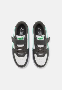 Zwart-witte sneakers met groene accenten, voorzien van een textuur synthetische bovenkant, gewatteerde kraag, vetersluiting en klittenbandsluiting.