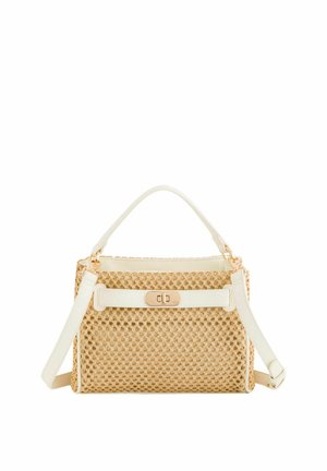 Bolso tejido beige con ribete de cuero blanco, cierre giratorio dorado, asa superior y correa de hombro ajustable sobre fondo blanco.