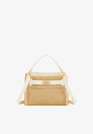 Bolso tejido beige con ribete de cuero blanco, cierre giratorio dorado, asa superior y correa de hombro ajustable sobre fondo blanco.