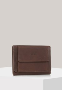 Cartera de cuero marrón, forma rectangular con cierre de solapa. Presenta bordes cosidos y un logo grabado en la parte frontal. Textura suave.