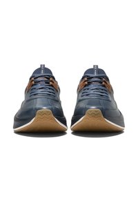 Mörkblå träningsskor med en texturerad överdel, bruna snördetaljer och en sula av gummigummi. Två par visas framifrån.