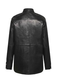 Črna usnjena srajčna jakna z gladko teksturo, gumbi na manšetah in klasičnim ovratnikom s čistim, minimalističnim oblikovanjem.