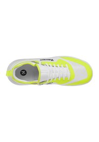 Zapatilla deportiva blanca con acentos en amarillo brillante. Presenta una parte superior de malla texturizada, cordones y un interior acolchado cómodo. Se puede ver la marca.