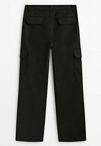 Pantalons cargo noirs à jambes droites avec poches à rabat sur les hanches et les cuisses, coutures visibles, montrés de dos sur un fond blanc.