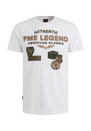 Weißes Baumwoll-T-Shirt mit braunem Grafiktext und Abzeichen, darunter "PME Legend" und "58", mit rundem Halsausschnitt und kurzen Ärmeln.