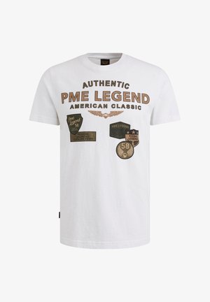 Hvid bomulds t-shirt med brune grafiske tekster og badges, herunder "PME Legend" og "58", med rund halsudskæring og korte ærmer.