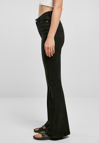 Urban Classics HIGH WAIST - Traperice krojene za nošenje s čizmama - black washed