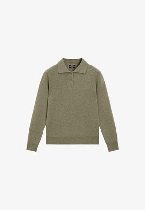 Olijfgroene gebreide polo met lange mouwen, drie knopen en geribbelde manchetten en zoom, weergegeven op een witte achtergrond.