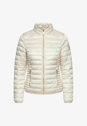 Giacca imbottita trapuntata color crema con zip frontale, collo alto, due tasche laterali con zip e una piccola toppa con logo sulla manica sinistra.