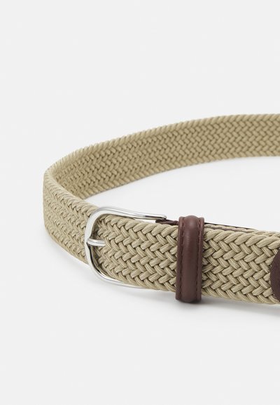 Cinturón tejido en color beige con un acabado texturizado, que cuenta con un detalle de cuero marrón oscuro y una hebilla de metal plateado para el cierre.