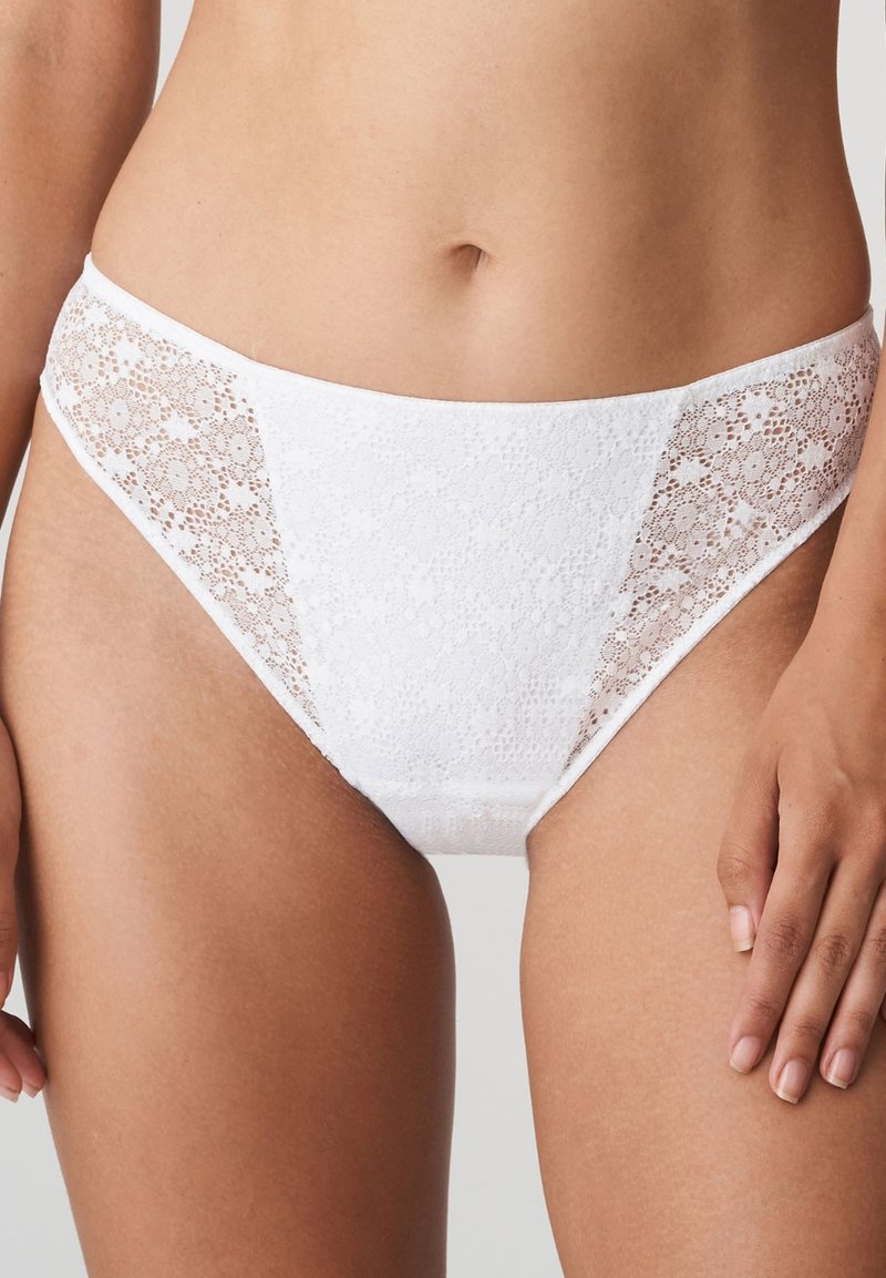 Witte bikinislip met kanten accenten aan de zijkanten, zachte stof en een gladde tailleband met een klassieke snit.
