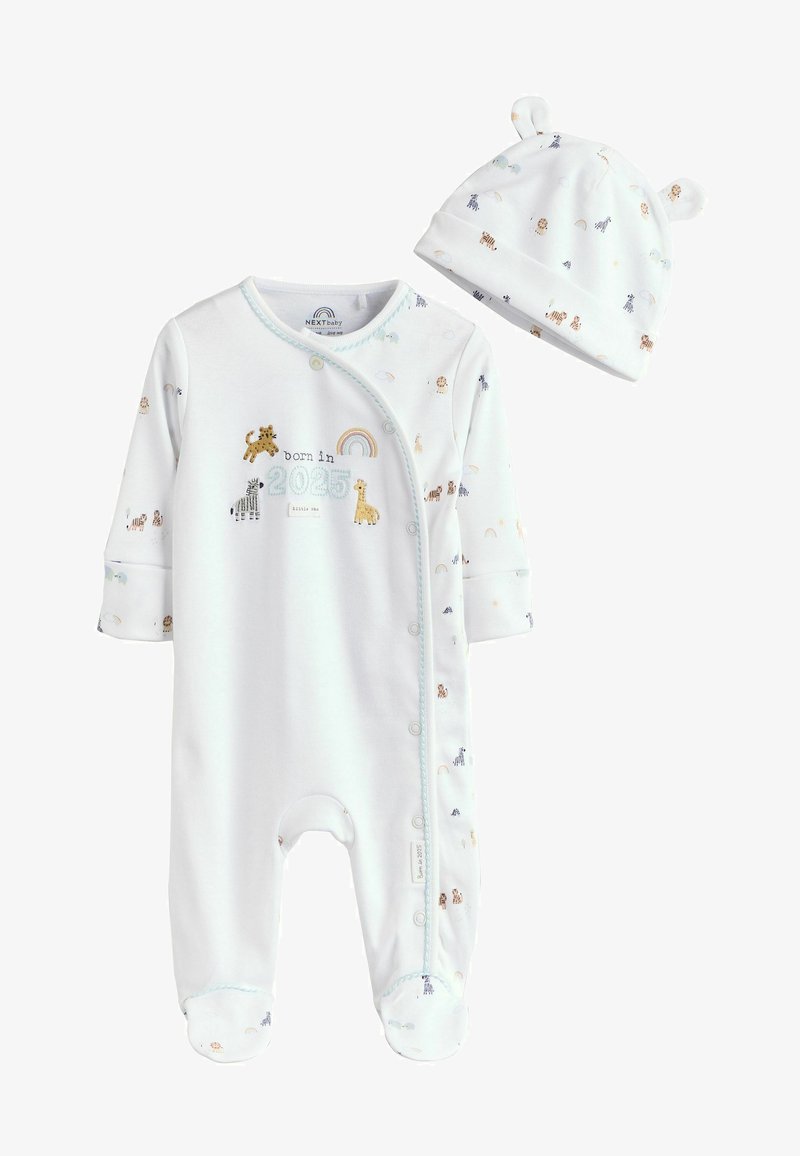 Fehér baba body állatmintákkal és patentokkal, illeszkedő sapka fülekkel, "born in 2025" szöveg, szivárvány és kis állatminta.