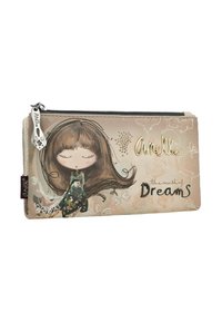 Cartera con cremallera en suave material beige que presenta una ilustración de una chica con cabello castaño, acentos metálicos y texto en relieve: "Annelie Dreams."