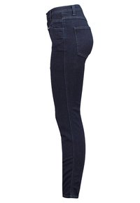 Úzké tmavé džíny z denimu s hladkou texturou, vysokým pasem a zadními kapsami, které mají jemné švy podél boků.