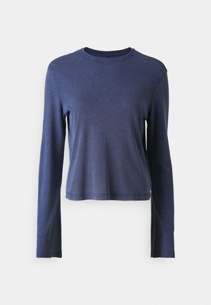 Temno modra dolga majica z okroglim ovratnikom, izdelana iz mehkega bombaža, ima sproščen kroj in rahlo teksturo v tkanini.