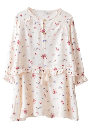 Blusa de manga larga color rosa claro con patrones florales y mariposas en rojo, morado y azul, tres botones marrones, adorno de volantes y lazo con borlas en la cintura.