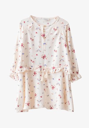 Blusa de manga larga color rosa claro con patrones florales y mariposas en rojo, morado y azul, tres botones marrones, adorno de volantes y lazo con borlas en la cintura.