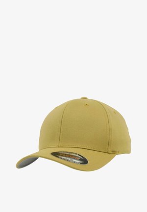 Sárga pamut baseball sapka lekerekített koronával, ívelt napellenzővel és texturált anyaggal. Az elülső részén fekete logós címkével rendelkezik.