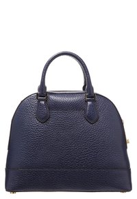 Granatowa torebka skórzana o fakturze, z zaokrąglonym wodoodpornym dnem, podwójnymi uchwytami i złotymi akcentami, stojąca pionowo na białym tle.