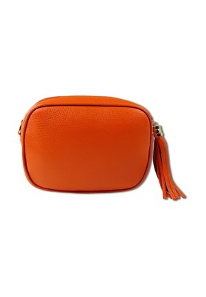 Petite pochette rectangulaire en cuir orange avec une fermeture à glissière et un pompon assorti, sur fond blanc.