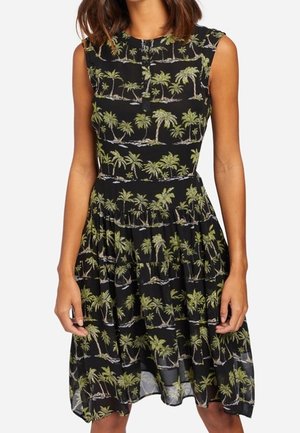 Černé šaty bez rukávů se vzorem zelených palem, áčkový střih s řasenou sukní a ozdobnými knoflíky u výstřihu.