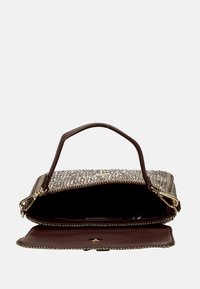 Borsa marrone con un'esterno metallizzato testurizzato, chiusura a zip e una maniglia singola. Presenta un interno con una fodera scura uniforme.