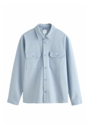 Světle modrá košile s dlouhým rukávem, zapínání na knoflíky a dvěmi knoflíkovými klopovými kapsami na hrudi, střední velikost, strukturovaná látka.