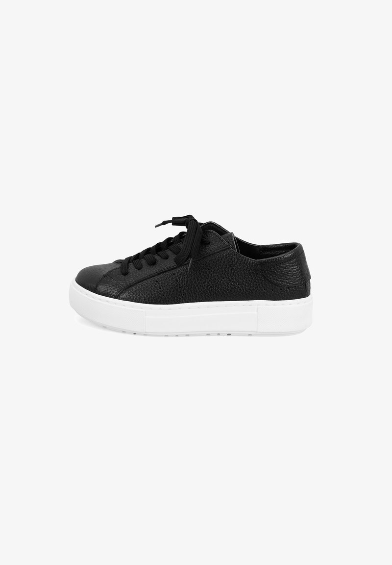 Schwarze Ledersneaker mit strukturierter Oberfläche, runder Spitze und schwarzen Schnürsenkeln. Weiße Gummisohle mit leicht erhöhtem Profil und subtilen Nahtdetails.