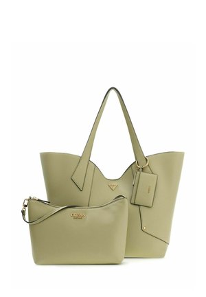 Sac fourre-tout Guess vert olive avec pochette assortie pour poignet, accents de logo dorés, et étiquette rectangulaire attachée à la anse du sac.