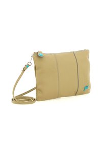 Clutch a tracolla in pelle beige con dettagli a pulsante turchese, chiusura conzip, tracolla sottile e regolabile, e logo "Gab" turchese in basso a destra.