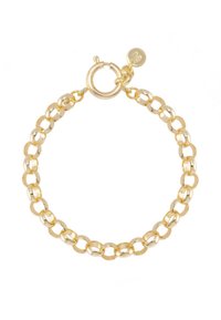 Bracelet en métal doré présentant des maillons ovales interconnectés, un fermoir à bascule rond et une petite étiquette attachée. Texture lisse avec une finition brillante.