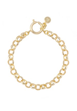 Bracelet en métal doré présentant des maillons ovales interconnectés, un fermoir à bascule rond et une petite étiquette attachée. Texture lisse avec une finition brillante.