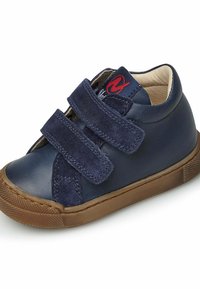 Sneaker per bambini blu navy in pelle e suede, dotata di due cinturini regolabili in Velcro e una suola in gomma con grip testurizzato. Dettaglio del logo rosso.