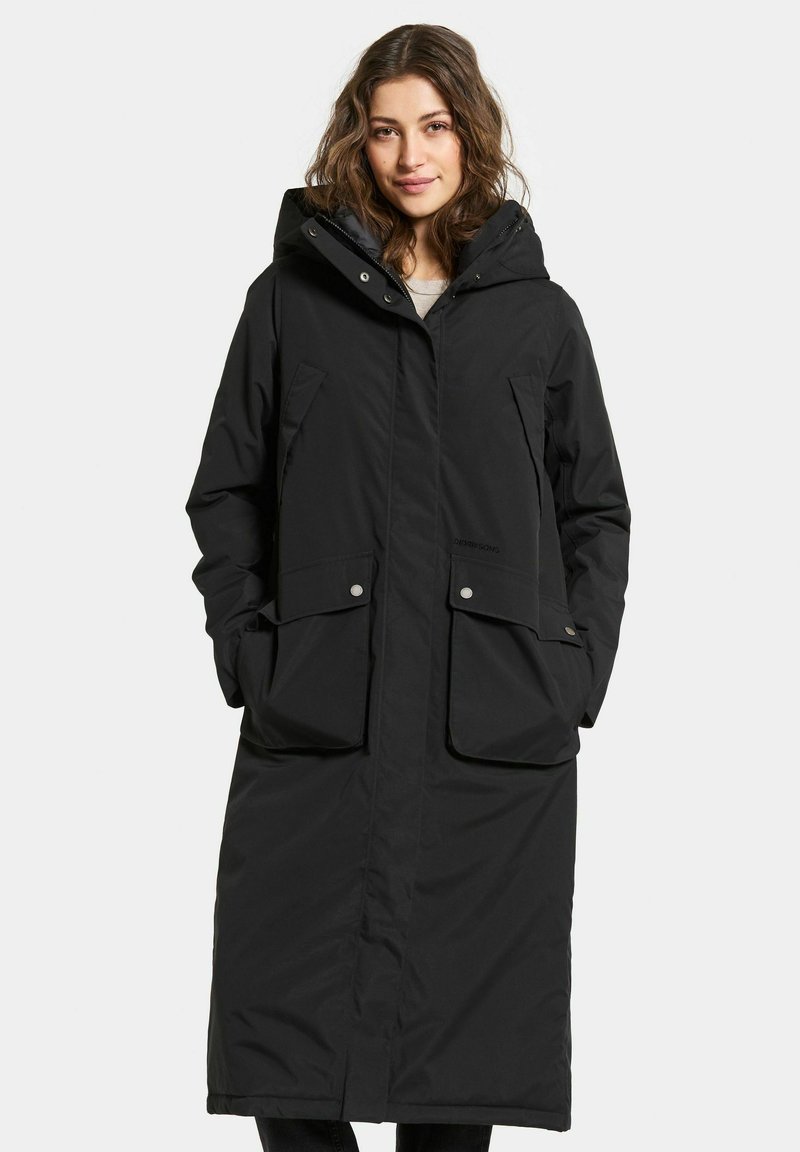 Zwarte lange jas met een capuchon, voorzien van een ritssluiting aan de voorkant, grote zakken en een gladde matte textuur. Het ontwerp is recht gesneden en biedt voldoende bedekking.