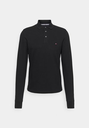 Polo shirt nero a maniche lunghe in cotone con colletto e chiusura a tre bottoni. Presenta un piccolo logo sul petto e polsini a costine.