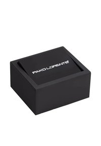 Czarny prostokątny pudełko o matowym wykończeniu, z unoszącą się pokrywą i białym nadrukowanym logo "PAKO LORENTE" na górze.