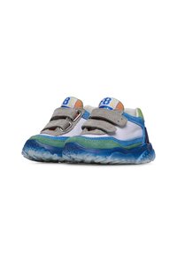 Sneaker multicolori con una fascia in velcro grigia, dettagli blu e verdi, materiali tessili e sintetici, e suola in gomma texturizzata.
