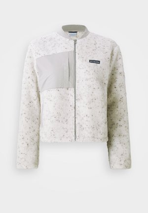 Giacca in pile bianca con un pannello grigio morbido sulla sinistra, chiusura con zip e colletto a costine. Superficie testurizzata con leggere macchie.