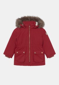 Veste matelassée rouge avec capuche en fausse fourrure, fermeture éclair à l'avant, deux grandes poches, taille élastiquée et doublure intérieure douce.