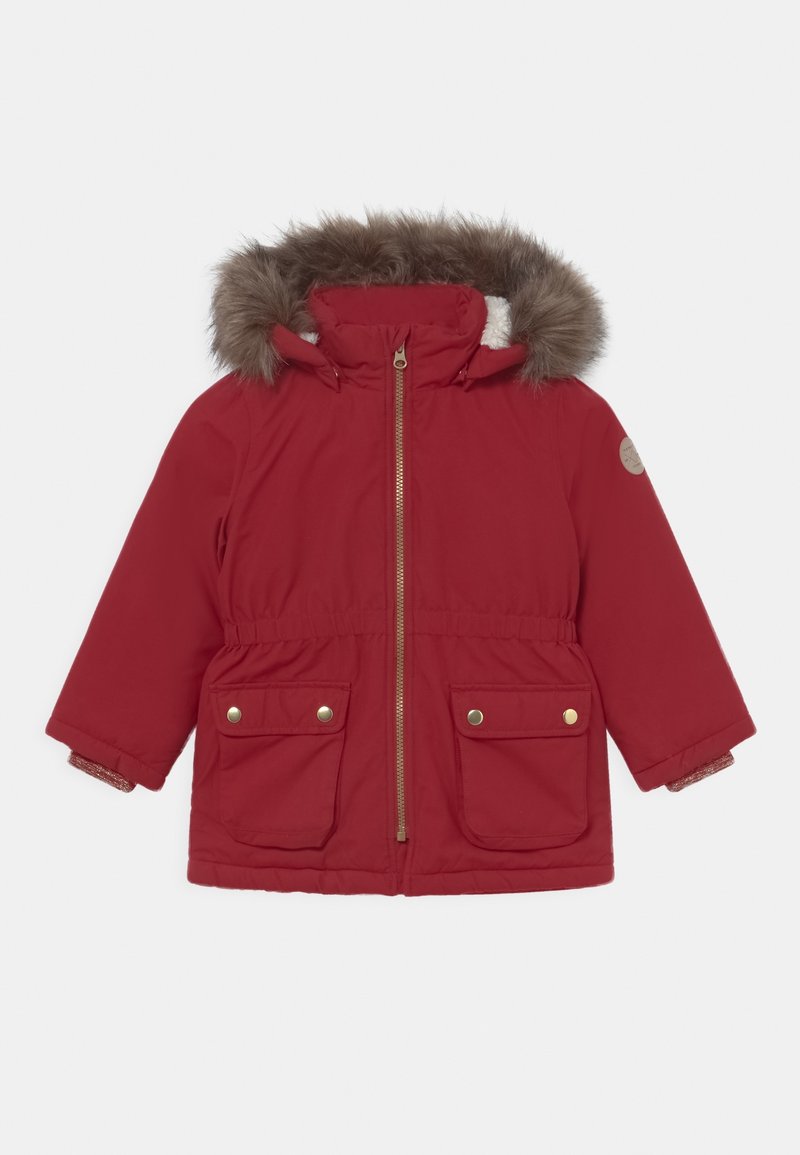 Veste matelassée rouge avec capuche en fausse fourrure, fermeture éclair à l'avant, deux grandes poches, taille élastiquée et doublure intérieure douce.